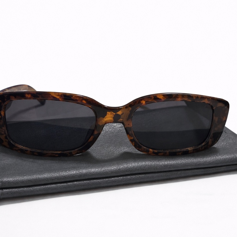 Elegant Tortoise Shell Sunglasses